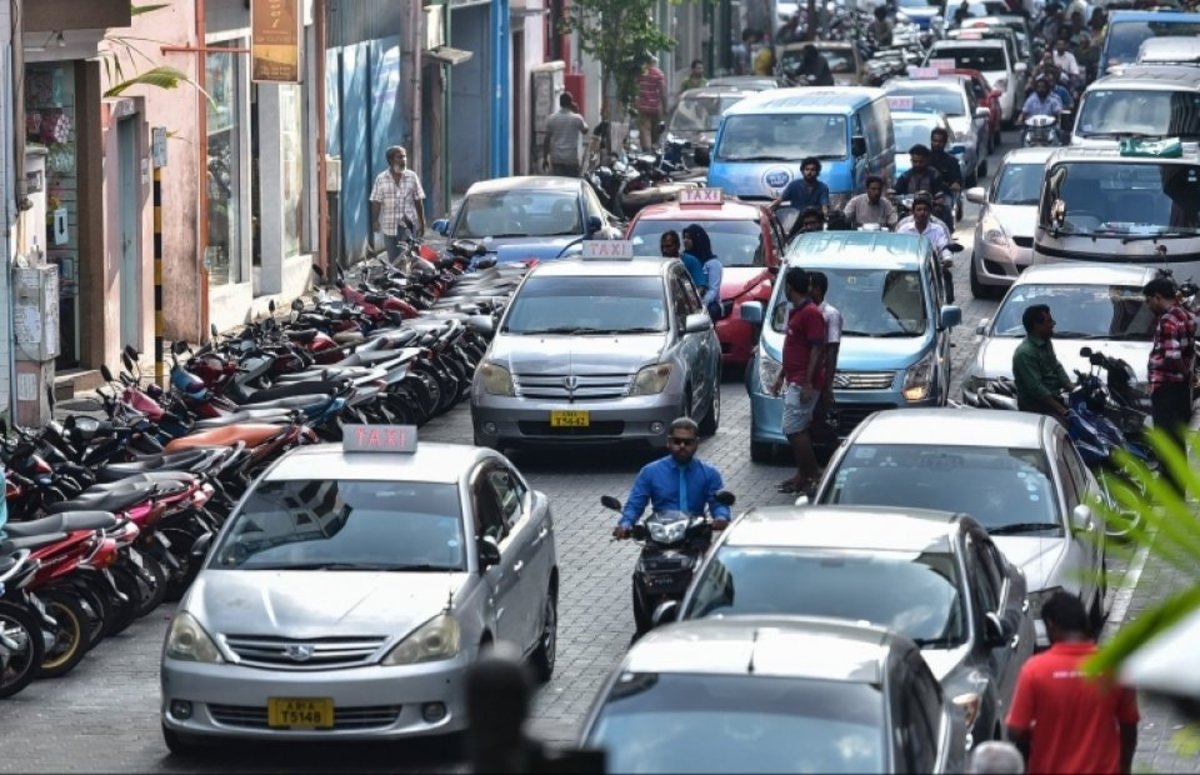 30 ކިލޯމީޓަރަށްވުރެ ބާރަށް ދުއްވުން ހުއްދަނޫން ސަރަހައްދުތަކުގައި ހެލްމެޓް އަޅައިގެން އުޅޭ ފަރާތްތަށް ހުއްޓުވައި ބަލާފަސްކުރާނެކަމަށް ފުލުހުން ބުނެފި